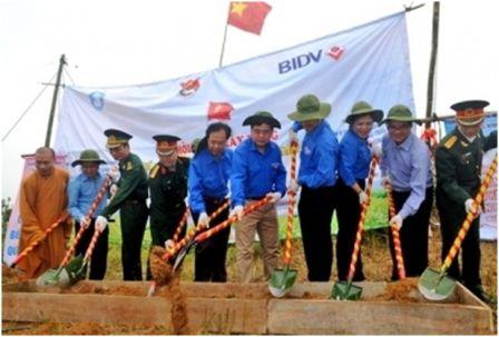 Quang Ninh mise en chantier d’un mât du drapeau national sur l’île de Trân
